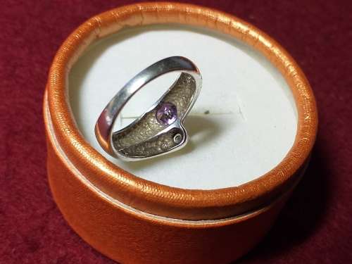 LOVELY GENUINE SOLID STERLING SILVER RING IN EXCELLENT CONDITION