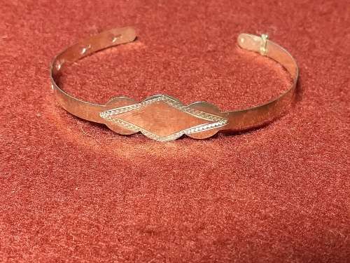 LOVELY GENUINE SOLID STERLING SILVER ADJUSTABLE BANGLE.