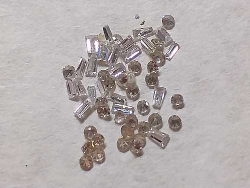 A LOT OF SMALL NATURAL DIAMONDS TOTAL OF 0.30 ct