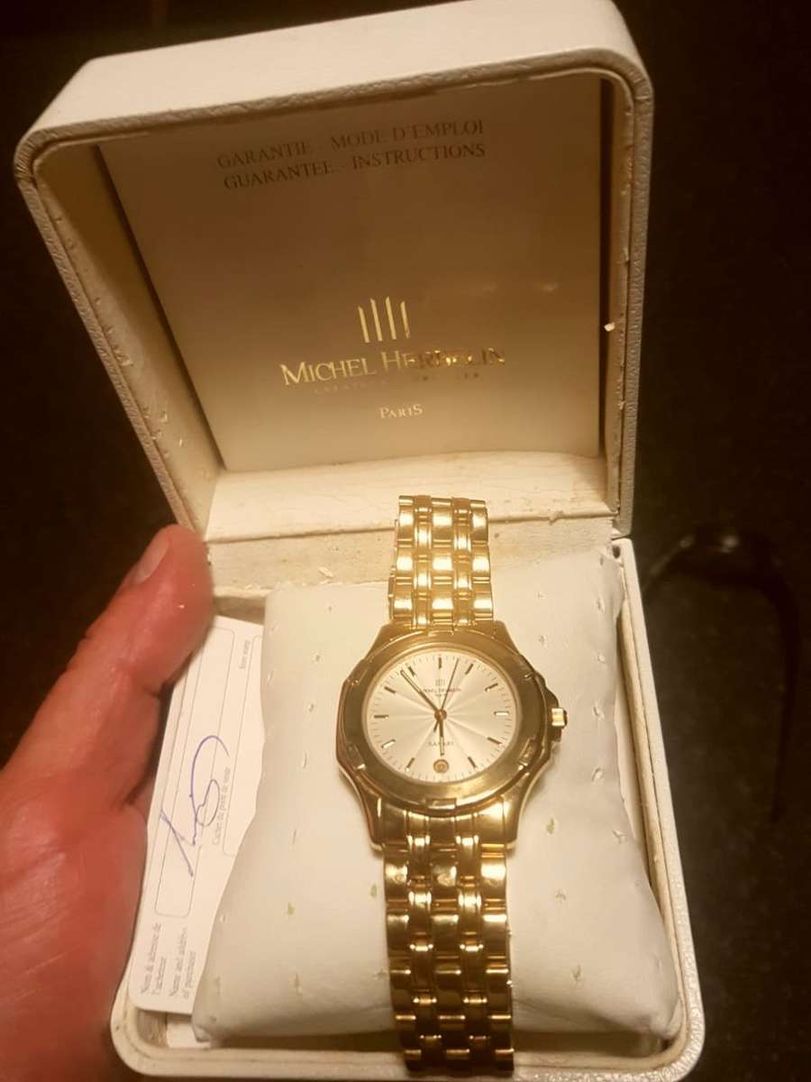 A STYLISH GOLD PLATED MICHEL HERBELIN "SAFARI" GENTS WRIST WATCH IN BOX. EXCELLENT CONDITION