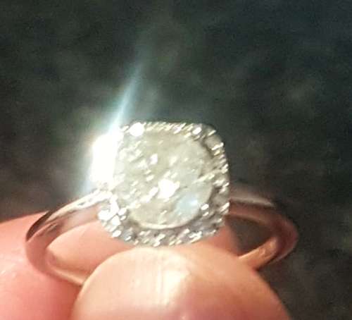 LOVELY 1,6 ct DIAMOND [Clarity I, Color J] with 20 small diamonds set in 3 g WHITE GOLD