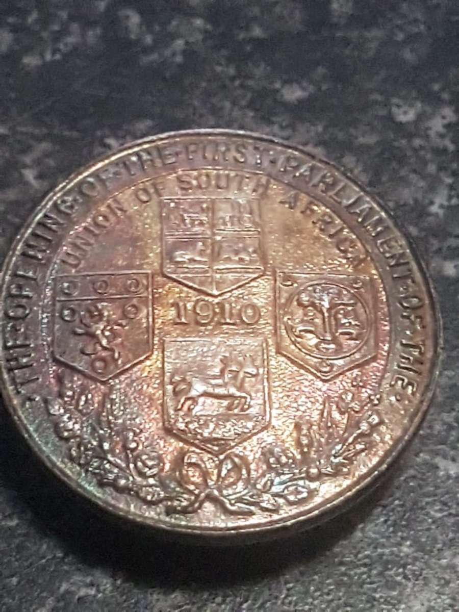 OPENING OF FIRST PARLIAMENT OF SA UNION 1910 BUTTON BADGE IN MINT CONDITION [RARE]