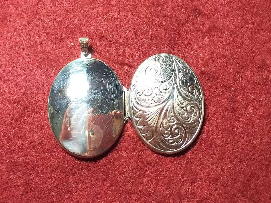 LOVELY SOLID STERLING SILVER LOCKET PENDANT IN EXCELLENT CONDITION
