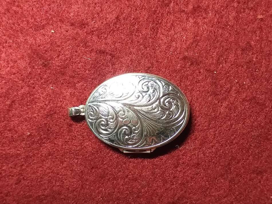 LOVELY SOLID STERLING SILVER LOCKET PENDANT IN EXCELLENT CONDITION