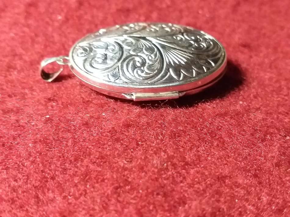 LOVELY SOLID STERLING SILVER LOCKET PENDANT IN EXCELLENT CONDITION