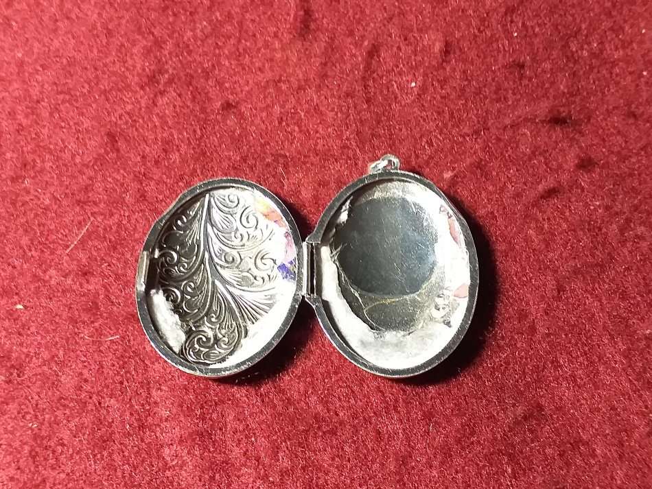 LOVELY SOLID STERLING SILVER LOCKET PENDANT IN EXCELLENT CONDITION