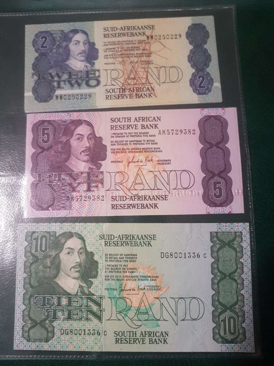 A LOT OF 3 UNCIRCULATED SOUTH AFRICAN NOTES