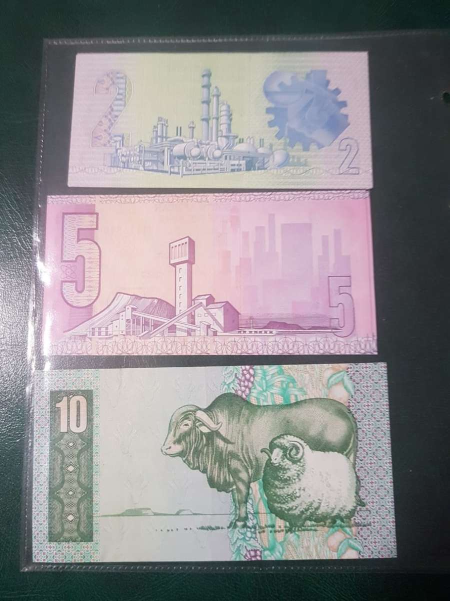 A LOT OF 3 UNCIRCULATED SOUTH AFRICAN NOTES