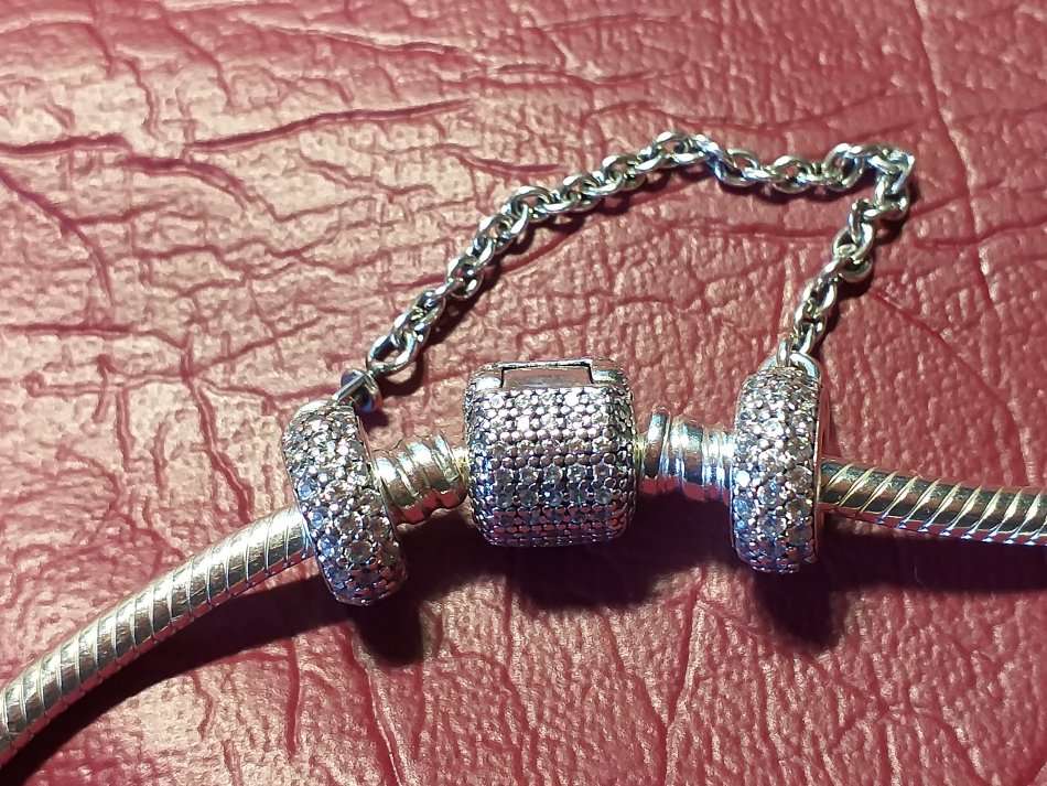 LOVELY GENUINE SOLID STERLING SILVER PANDORA BRACELET IN PERFECT CONDITION