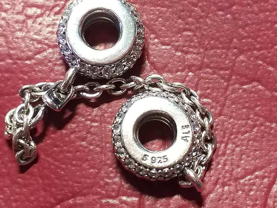 LOVELY GENUINE SOLID STERLING SILVER PANDORA BRACELET IN PERFECT CONDITION