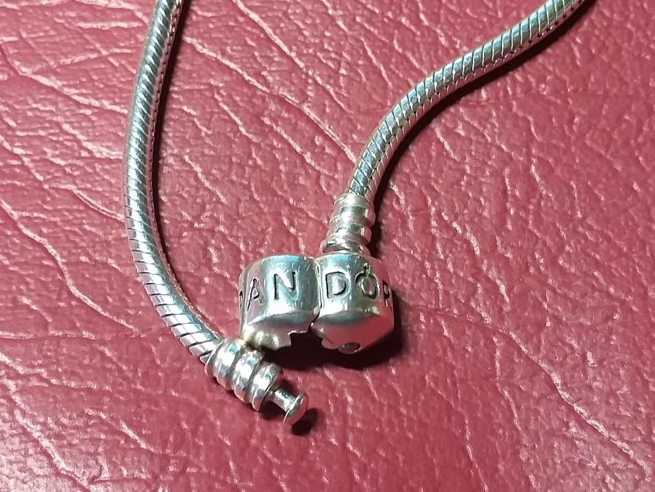 LOVELY GENUINE SOLID STERLING SILVER PANDORA BRACELET IN PERFECT CONDITION