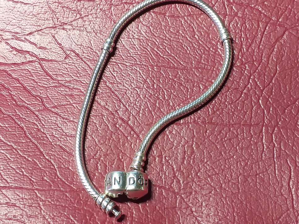 LOVELY GENUINE SOLID STERLING SILVER PANDORA BRACELET IN PERFECT CONDITION