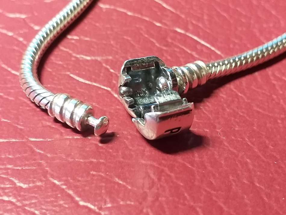 LOVELY GENUINE SOLID STERLING SILVER PANDORA BRACELET IN PERFECT CONDITION