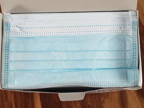 BOX OF 50 SURGICAL DISPOSABLE FACE MASKS WITHOUT GLASS FIBRES [Bid per mask to take 50]