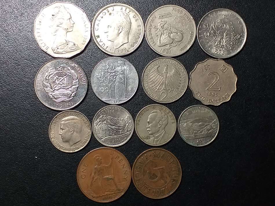 A LOT OF 14 INTERNATIONAL COINS