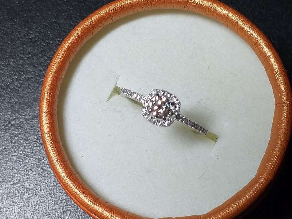 LOVELY GENUINE SOLID 10 ct WHITE GOLD RING WITH DIAMONDS IN PERFECT CONDITION