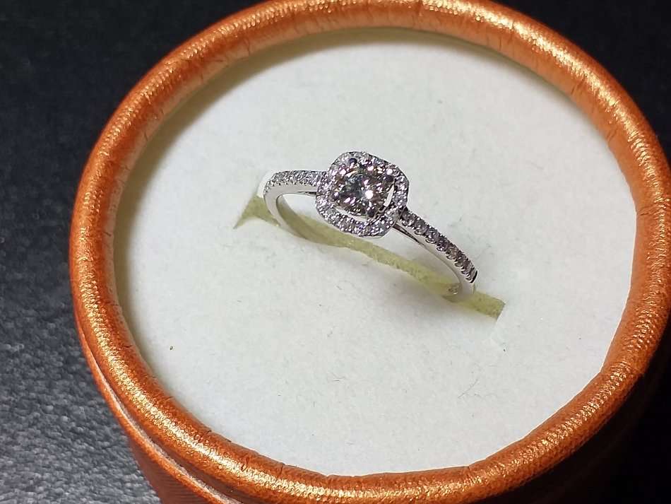 LOVELY GENUINE SOLID 10 ct WHITE GOLD RING WITH DIAMONDS IN PERFECT CONDITION