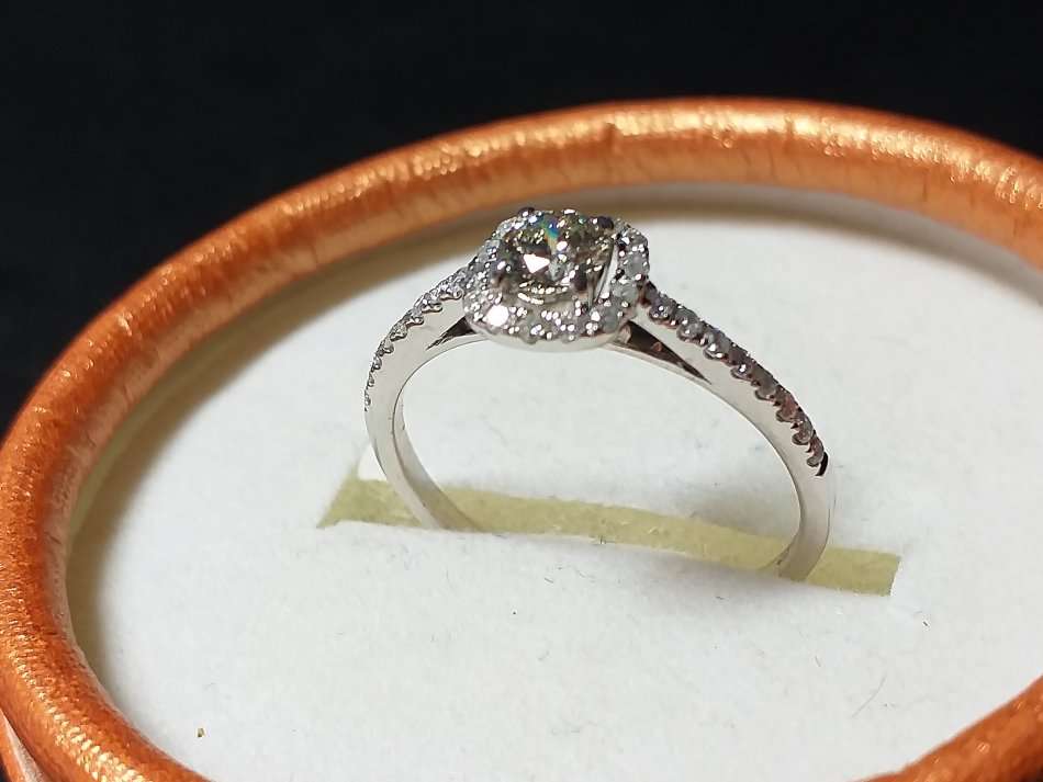 LOVELY GENUINE SOLID 10 ct WHITE GOLD RING WITH DIAMONDS IN PERFECT CONDITION
