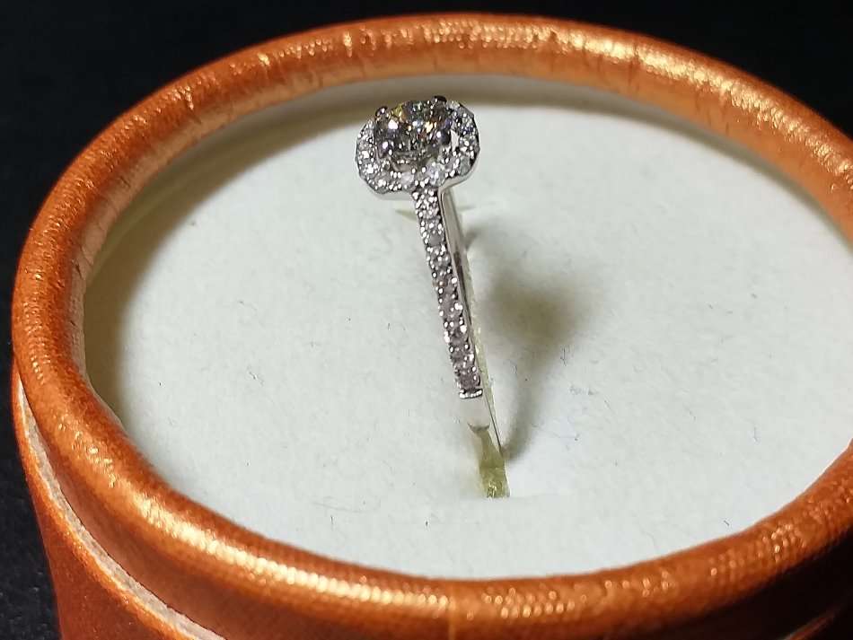 LOVELY GENUINE SOLID 10 ct WHITE GOLD RING WITH DIAMONDS IN PERFECT CONDITION