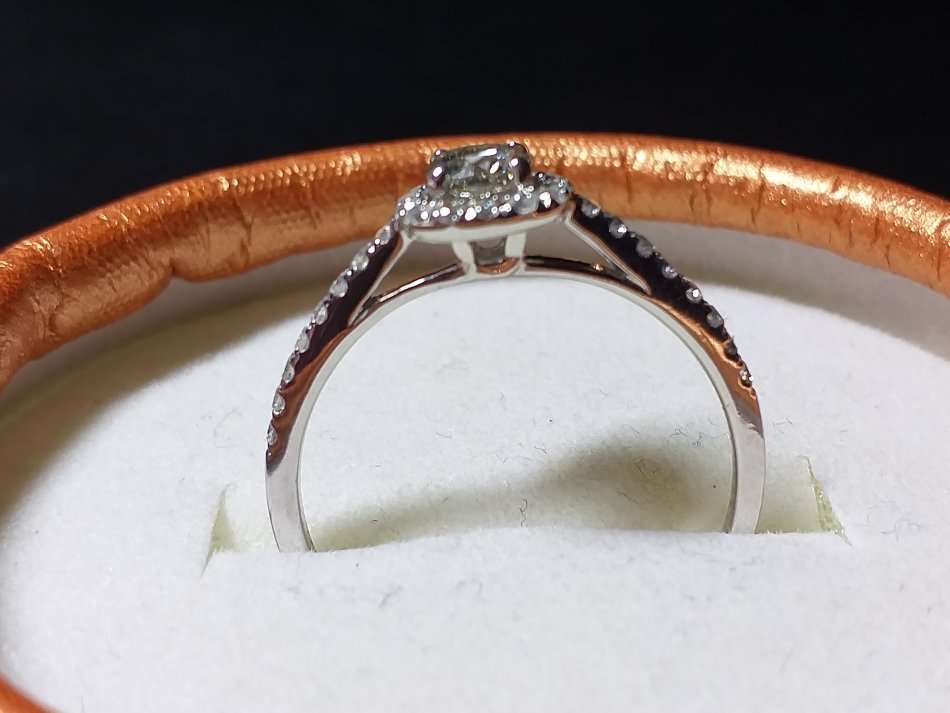 LOVELY GENUINE SOLID 10 ct WHITE GOLD RING WITH DIAMONDS IN PERFECT CONDITION