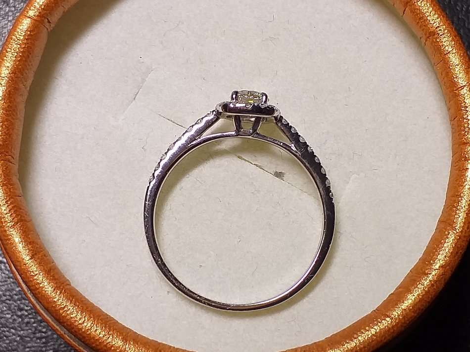 LOVELY GENUINE SOLID 10 ct WHITE GOLD RING WITH DIAMONDS IN PERFECT CONDITION