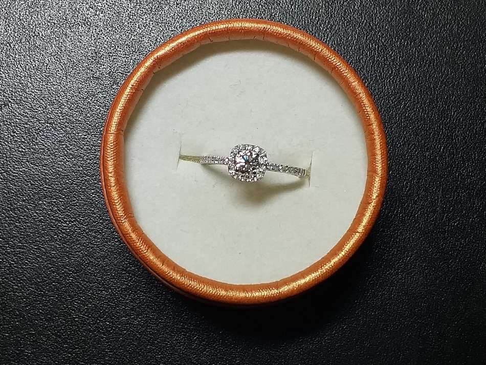 LOVELY GENUINE SOLID 10 ct WHITE GOLD RING WITH DIAMONDS IN PERFECT CONDITION