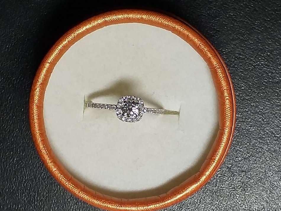 LOVELY GENUINE SOLID 10 ct WHITE GOLD RING WITH DIAMONDS IN PERFECT CONDITION