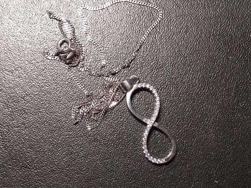 LOVELY GENUINE SOLID STERLING SILVER NECKLACE WITH PENDANT IN EXCELLENT CONDITION
