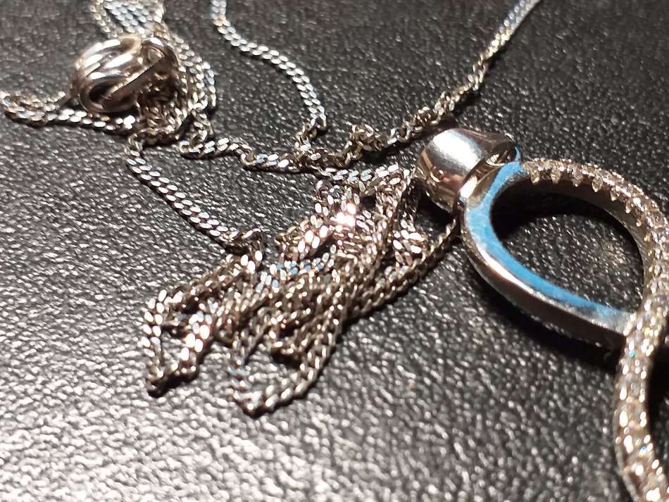 LOVELY GENUINE SOLID STERLING SILVER NECKLACE WITH PENDANT IN EXCELLENT CONDITION