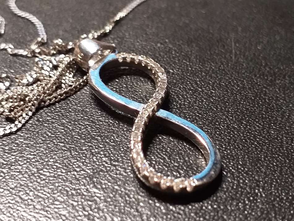 LOVELY GENUINE SOLID STERLING SILVER NECKLACE WITH PENDANT IN EXCELLENT CONDITION