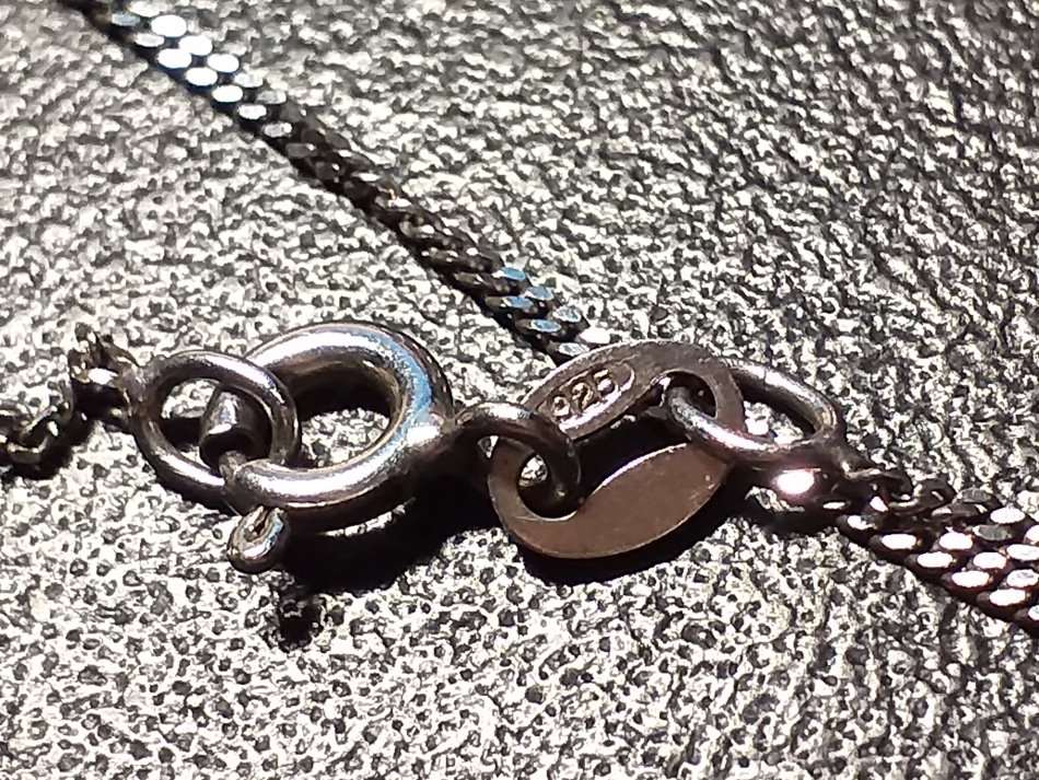 LOVELY GENUINE SOLID STERLING SILVER NECKLACE WITH PENDANT IN EXCELLENT CONDITION