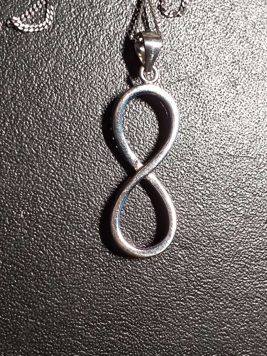 LOVELY GENUINE SOLID STERLING SILVER NECKLACE WITH PENDANT IN EXCELLENT CONDITION