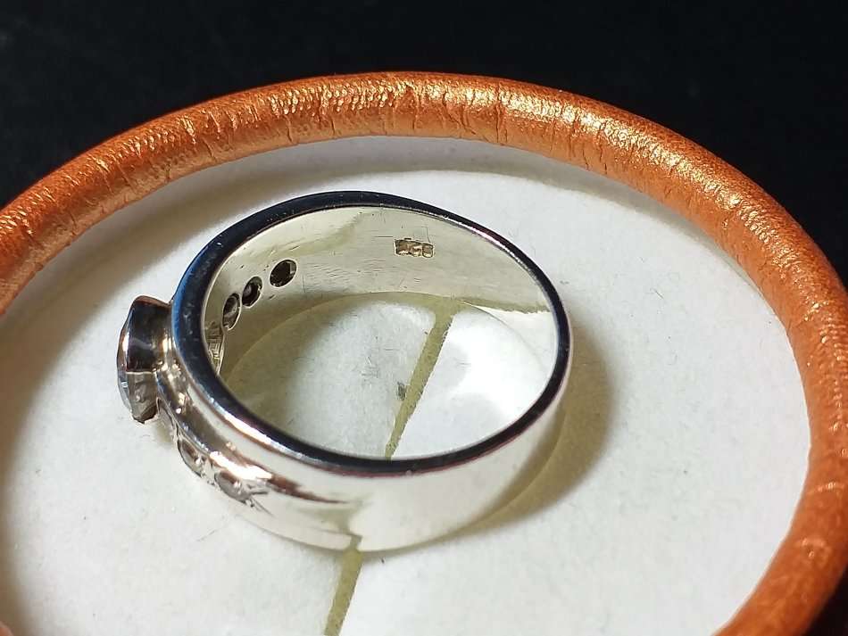 LOVELY GENUINE SOLID STERLING SILVER RING IN GOOD CONDITION