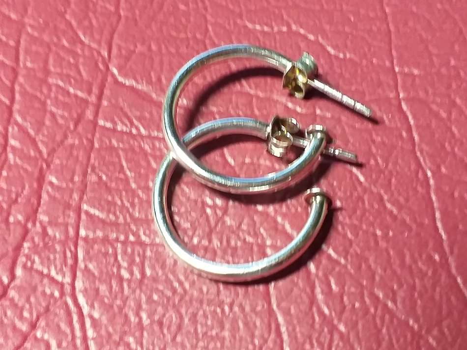 LOVELY GENUINE SOLID STERLING SILVER EARRINGS IN EXCELLENT CONDITION