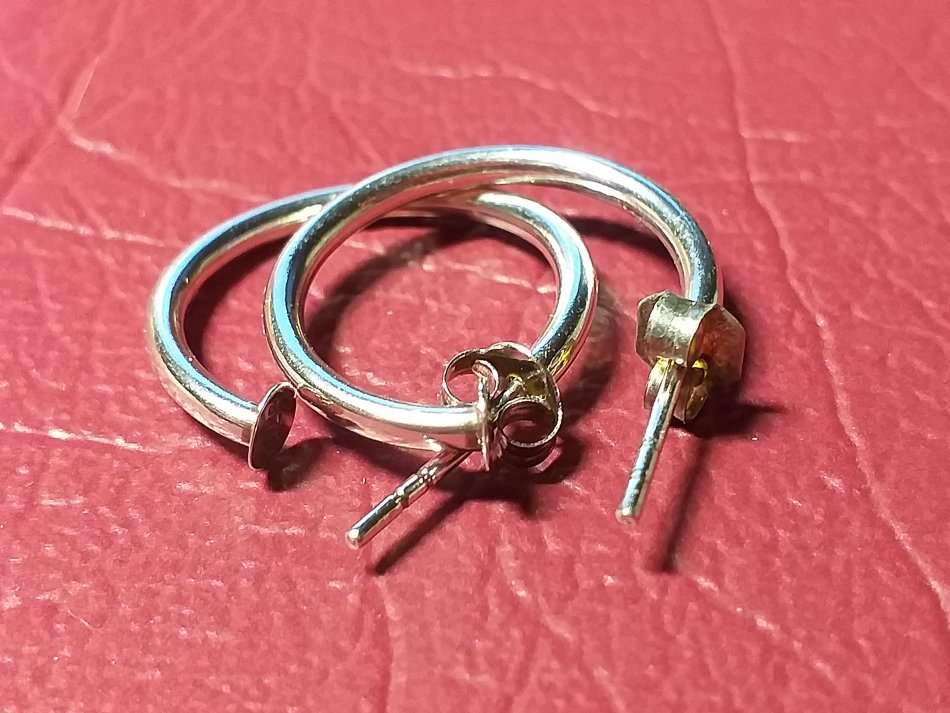 LOVELY GENUINE SOLID STERLING SILVER EARRINGS IN EXCELLENT CONDITION