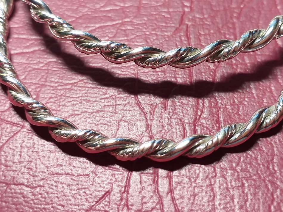 LOVELY PAIR OF GENUINE SOLID STERLING SILVER BANGLES [28 g]