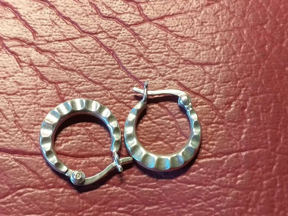 LOVELY GENUINE SOLID STERLING SILVER EARRINGS IN VERY GOOD CONDITION