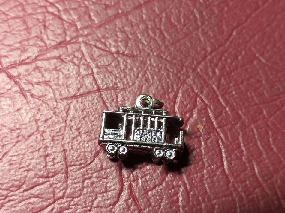 LOVELY GENUINE SOLID STERLING SILVER CHARM IN EXCELLENT CONDITION