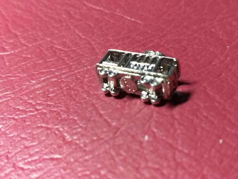 LOVELY GENUINE SOLID STERLING SILVER CHARM IN EXCELLENT CONDITION