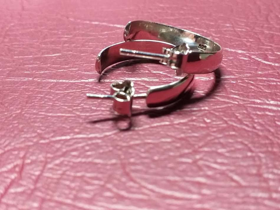 LOVELEY GENUINE SOLID STERLING SILVER EARRINGS IN EXCELLENT CONDITION