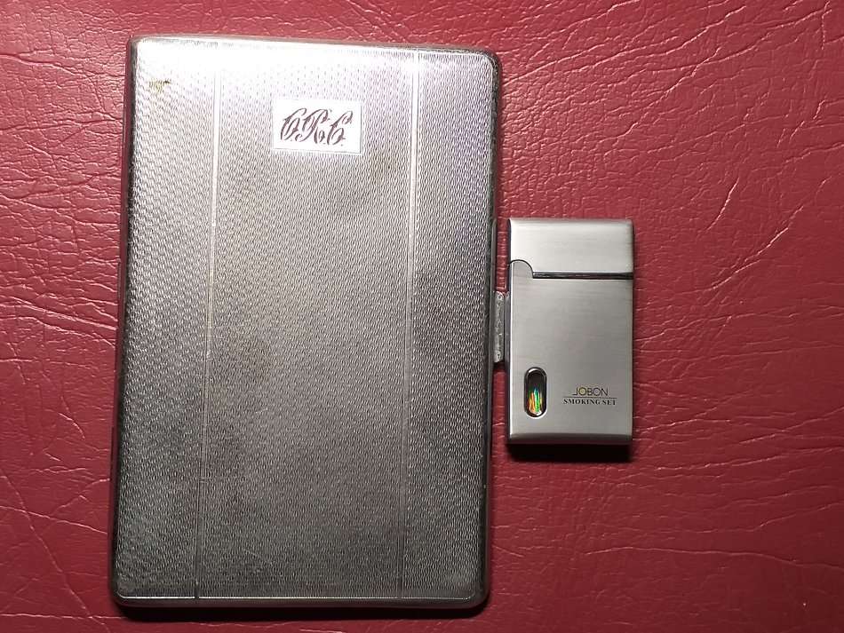 LARGEST SIGARETTE HOLDER IN VERY GOOD CONDITION MADE IN ENGLAND [145 x 95 x 9 mm] WITH LIGHTER