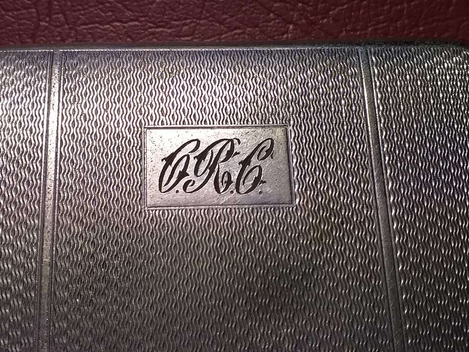 LARGEST SIGARETTE HOLDER IN VERY GOOD CONDITION MADE IN ENGLAND [145 x 95 x 9 mm] WITH LIGHTER