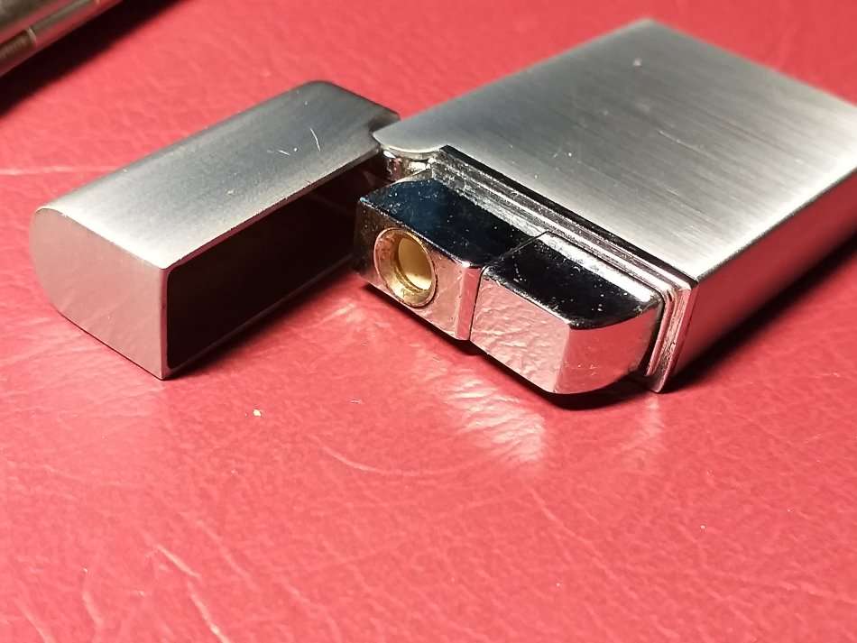 LARGEST SIGARETTE HOLDER IN VERY GOOD CONDITION MADE IN ENGLAND [145 x 95 x 9 mm] WITH LIGHTER