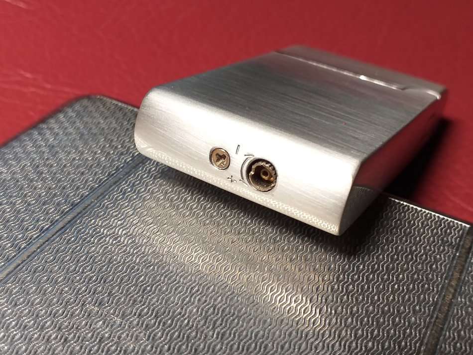 LARGEST SIGARETTE HOLDER IN VERY GOOD CONDITION MADE IN ENGLAND [145 x 95 x 9 mm] WITH LIGHTER