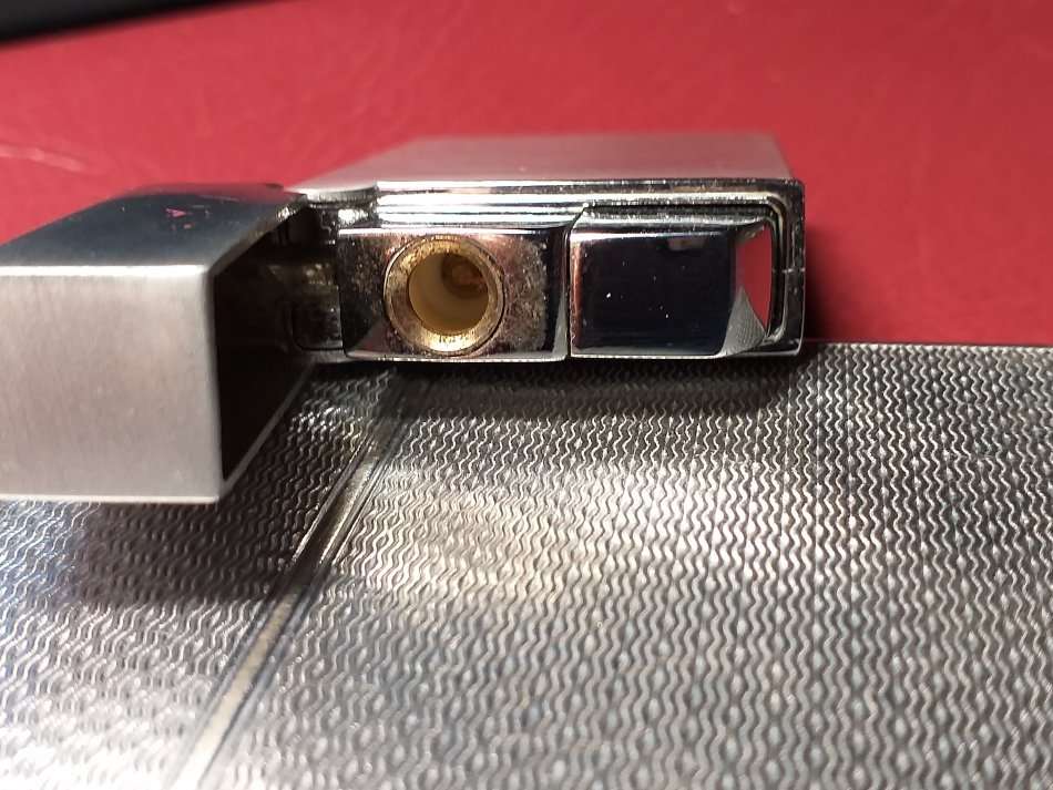 LARGEST SIGARETTE HOLDER IN VERY GOOD CONDITION MADE IN ENGLAND [145 x 95 x 9 mm] WITH LIGHTER