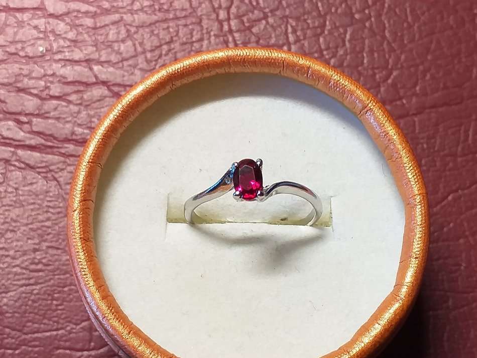 LOVELY RING IN VERY GOOD CONDITION