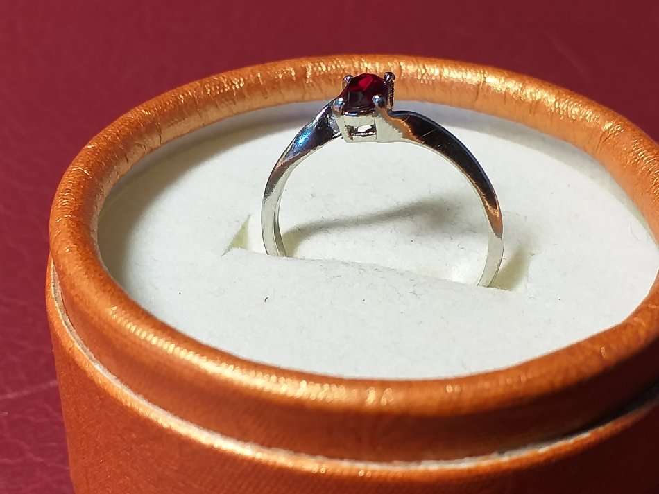 LOVELY RING IN VERY GOOD CONDITION