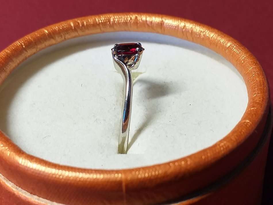 LOVELY RING IN VERY GOOD CONDITION