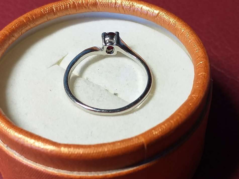 LOVELY RING IN VERY GOOD CONDITION