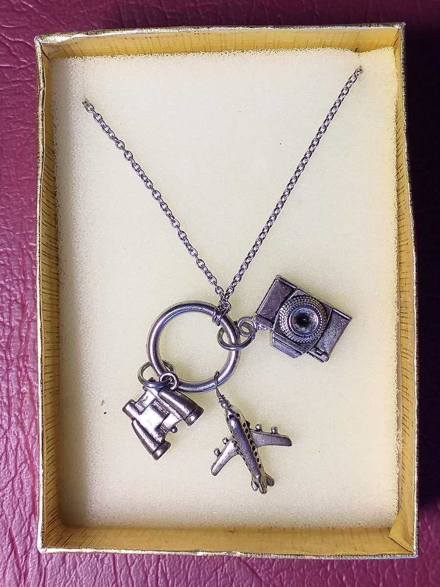 LOVELY NECKLACE WITH 3 PENDANTS AND LOBSTER CLASP - [43 cm]